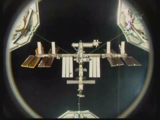 ISS vom Shuttle aus gesehen (Nasa TV)