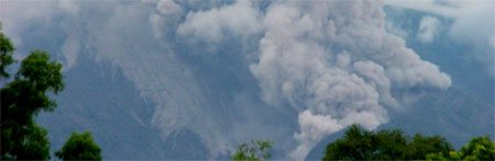 Pyroklastischer Strom am Merapi (Bild: Lesto Kusumo / Wikimedia Commons / gemeinfrei)
