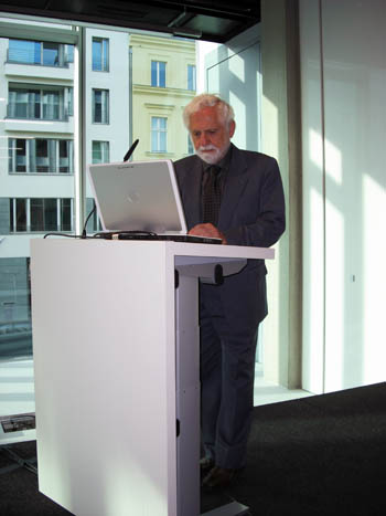 Carl Djerassi am 29.04.2009 in der Heinrich-Böll-Stiftung, Berlin. (c) U.S. Botschaft